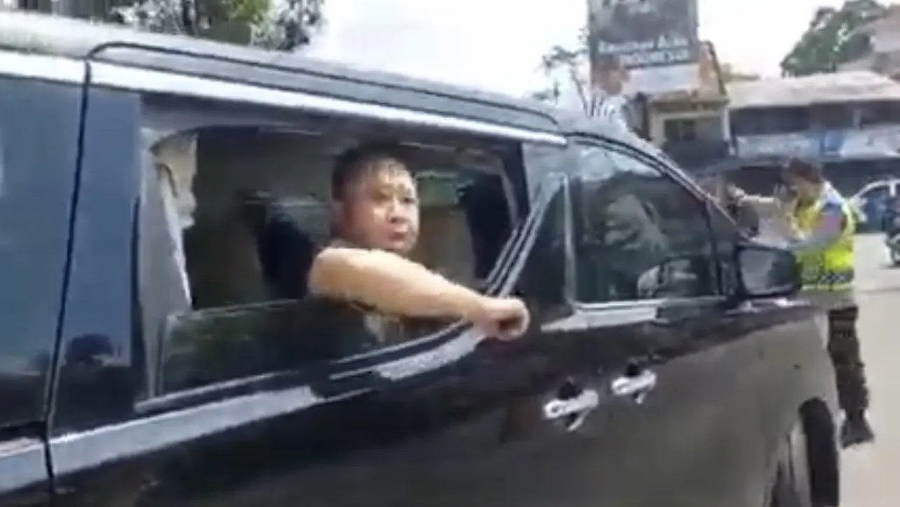 Viral! Pria Di Mobil Alphard Maki Polisi Gegara Pengalihan Arus Lalu Lintas