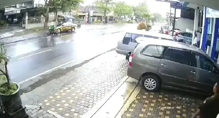 Viral! Mobil Polisi VS Ojol, Berakhir Damai