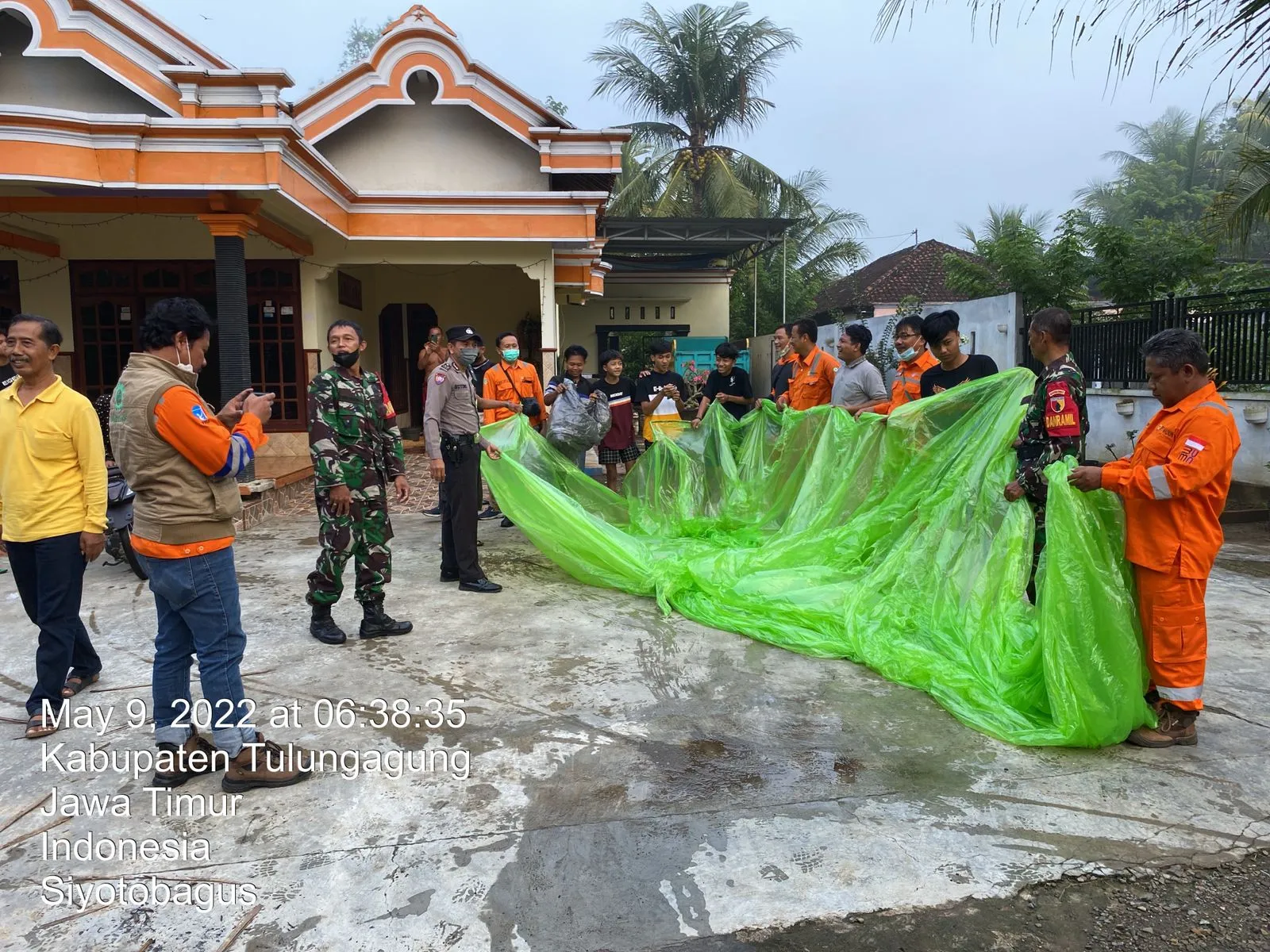 Dianggap Berbahaya, Polsek Besuki Razia Balon Udara