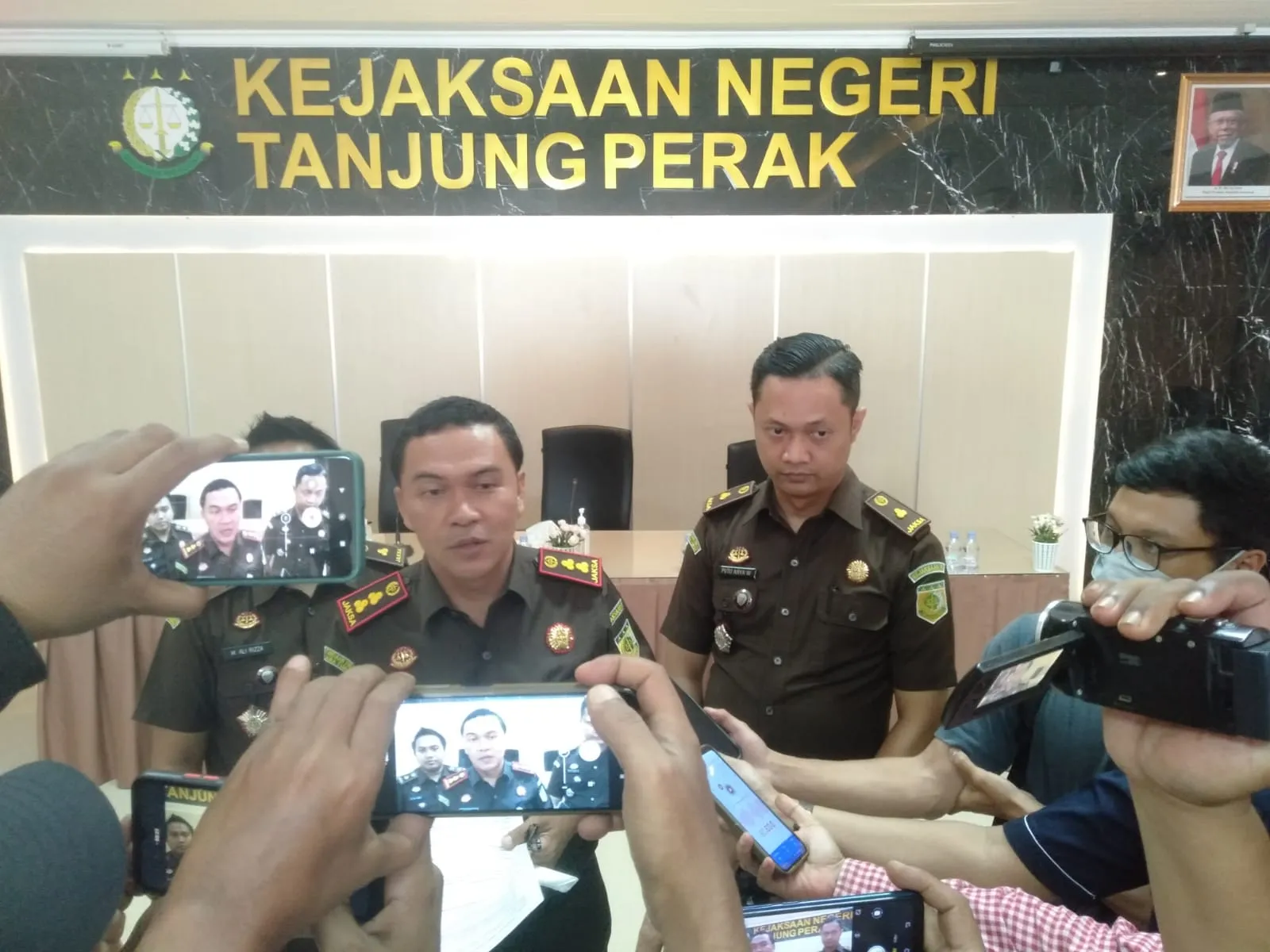Baca juga : Pasutri Bobol Uang Bank Milik Pemerintah 60 Miliar Ditahan Kejari Tanjung Perak