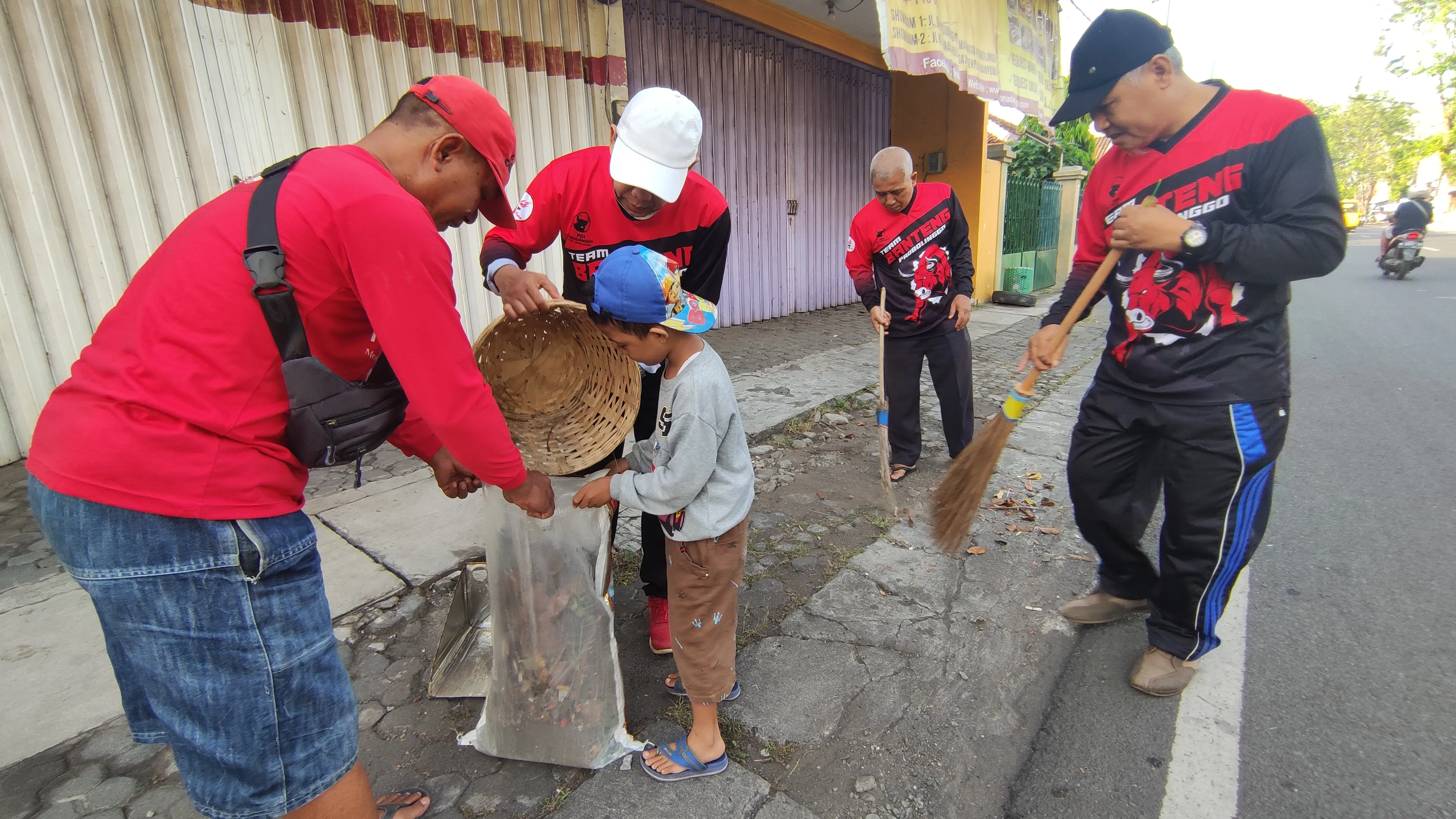 Bersih-bersih Jalan, Cara Kader PDI Perjuangan Kota Probolinggo Rayakan Bulan Bung Karno