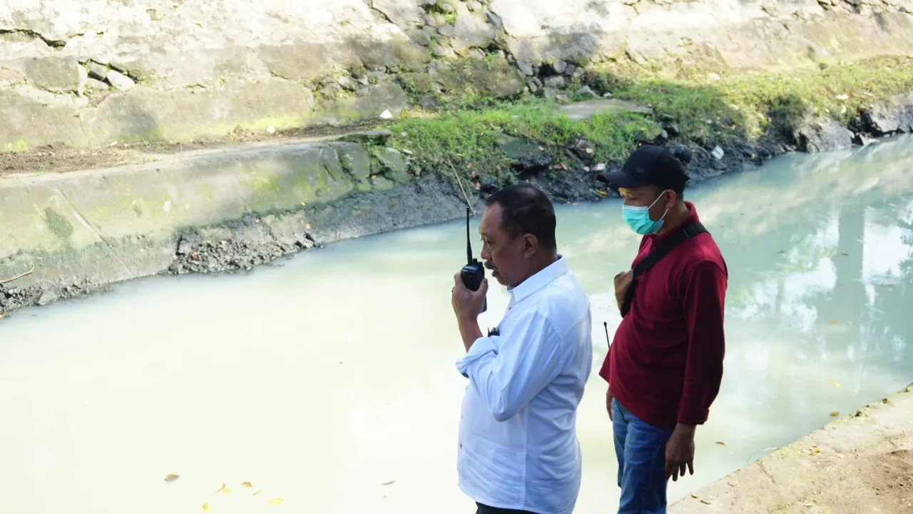 Terjun Di Kalisumo, Wakil Walikota Armuji Bersama Satgas Bersihkan Plengsengan