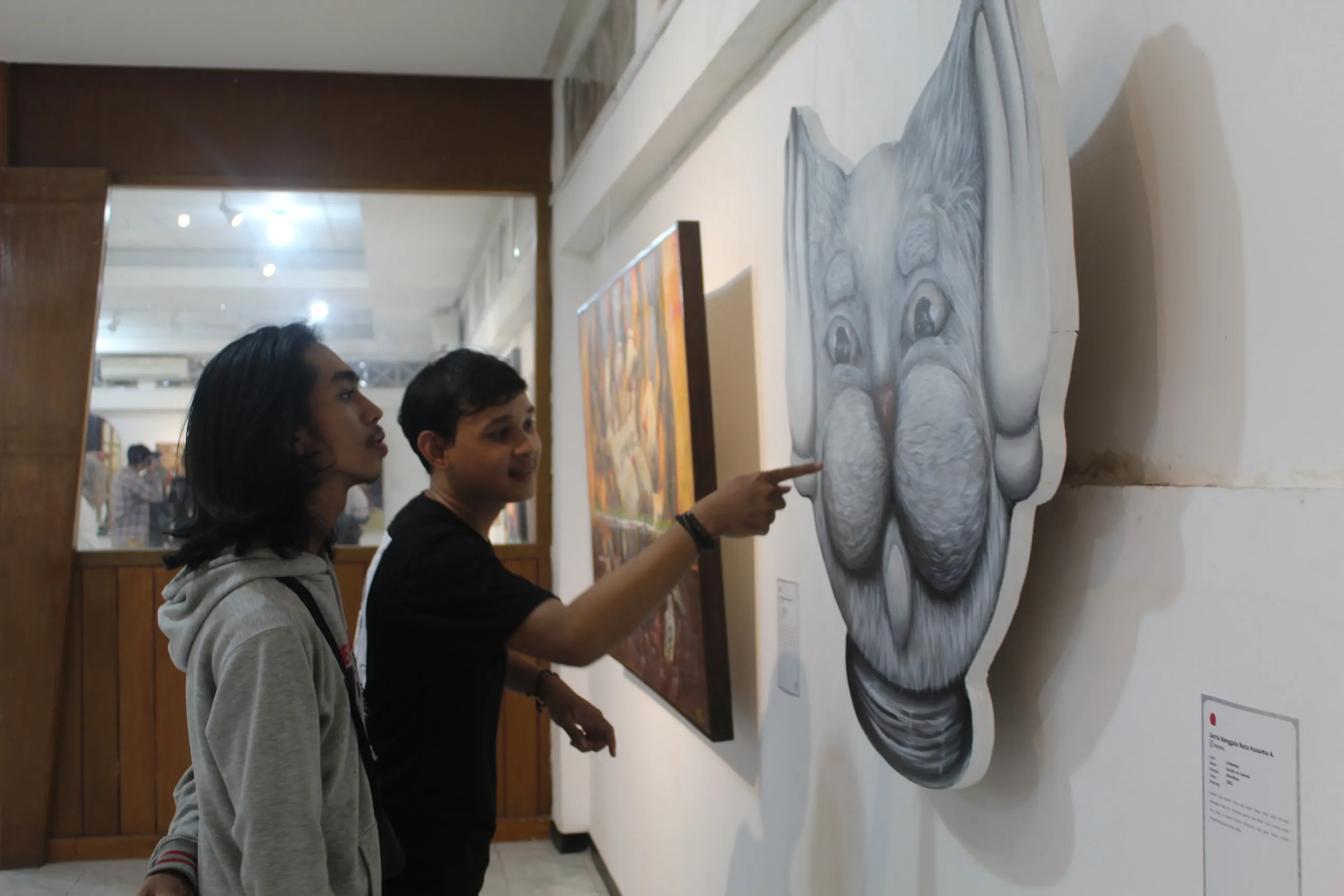Ratusan Lukisan Terbaik Terpajang Dalam Pameran Seni Rupa Unesa "Travesti"