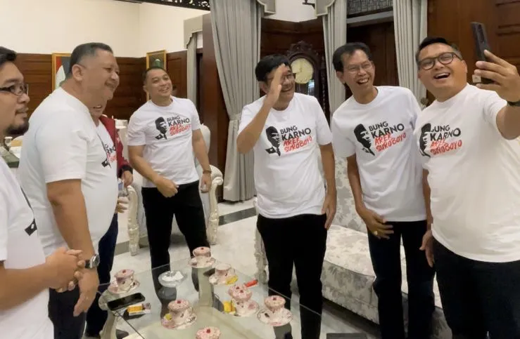 Hasto Sidang Doktor, PDIP Surabaya Bangga: Selamat, Pak Sekjen!