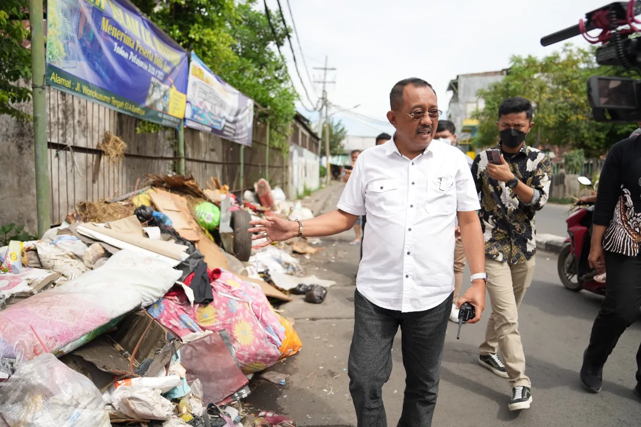 Temui Sampah Menggunung Di Tenggumung, Wawali Armuji Geram