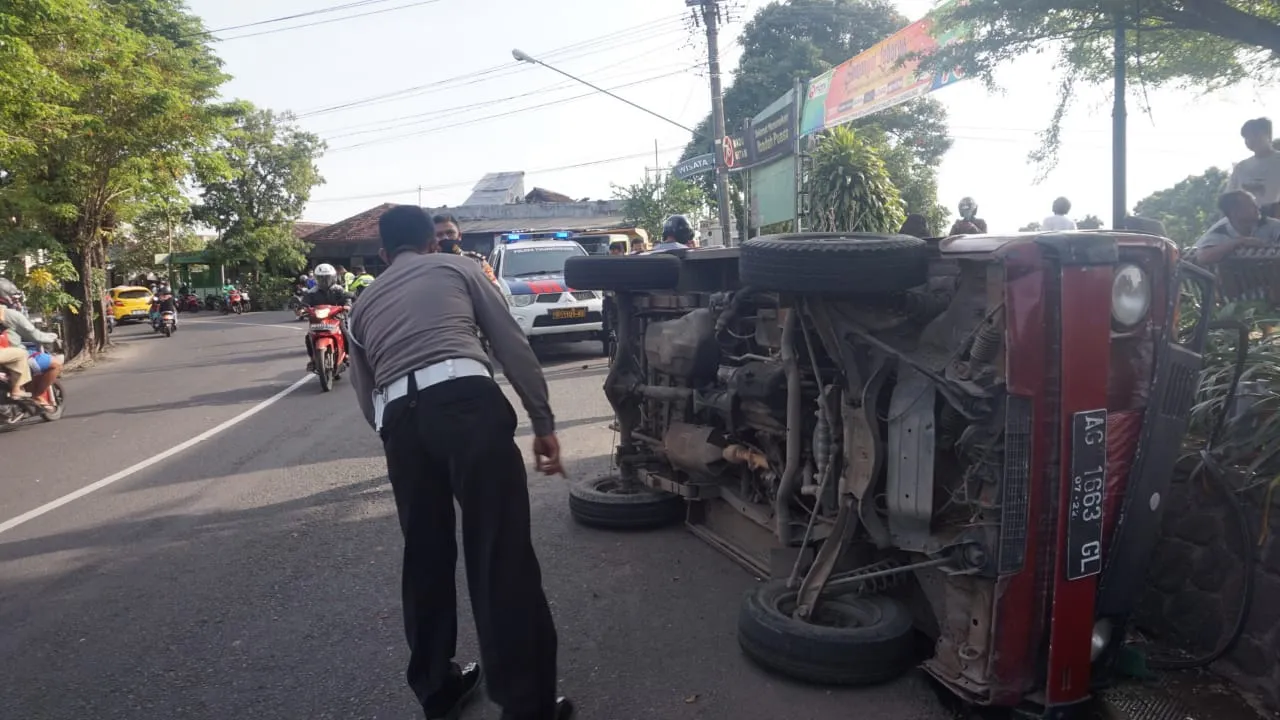 Gegara Rem Blong mobil Hijet Tabrak Pasutri Dan Terguling