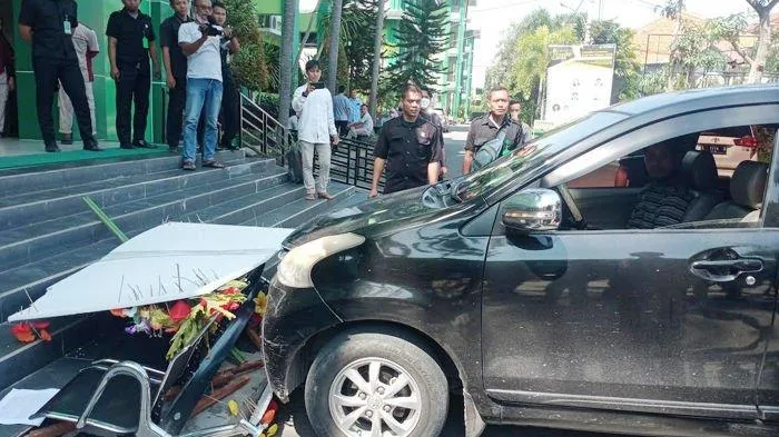 Mahasiswa UNISLA Demo Tuntut SK Pembekuan BEM Dicabut, Dosen Tabrak Karangan Bunga Dan Geber Gas