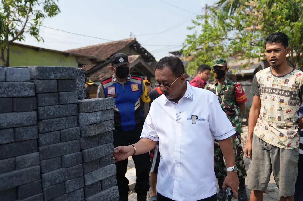 Sidak Pembangunan Infrastruktur Kampung, Wakil Walikota Armuji Bawa Sampel Paving Untuk Di Uji