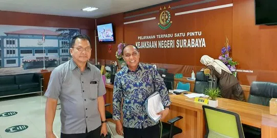 Datangi Kejari, Tersangka Korupsi Barang Sitaan Satpol PP Surabaya Laporkan Dugaan Atasan Ikut Terlibat