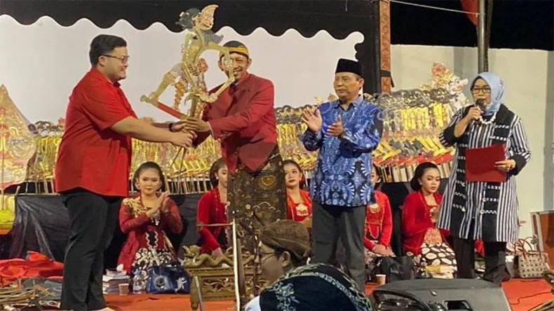 Bentuk Kepedulian Partai Terhadap Seni, DPC PDI Perjuangan Kabupaten Kediri Gelar Pertunjukan Wayang Kulit