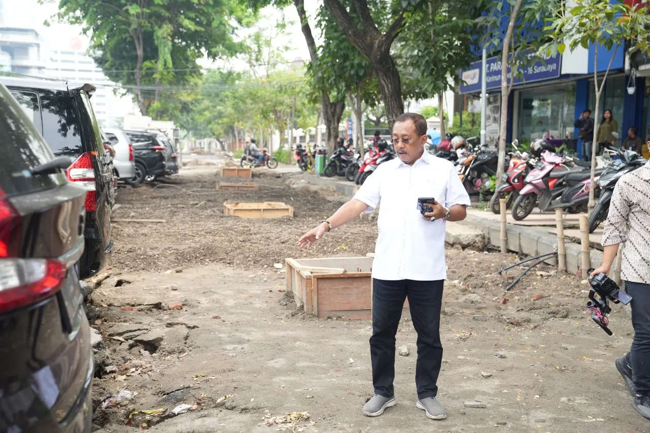Dua Kejadian Mobil Ambles Akibat Pengerjaan Saluran, Wawali Armuji Perintahkan Kontraktor Perhatikan Keselamatan Warga