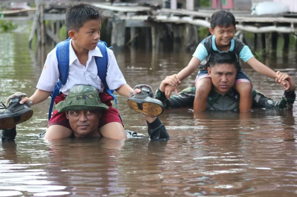 Demi Anak Sekolah, Anggota TNI Terjang Banjir Setinggi Leher