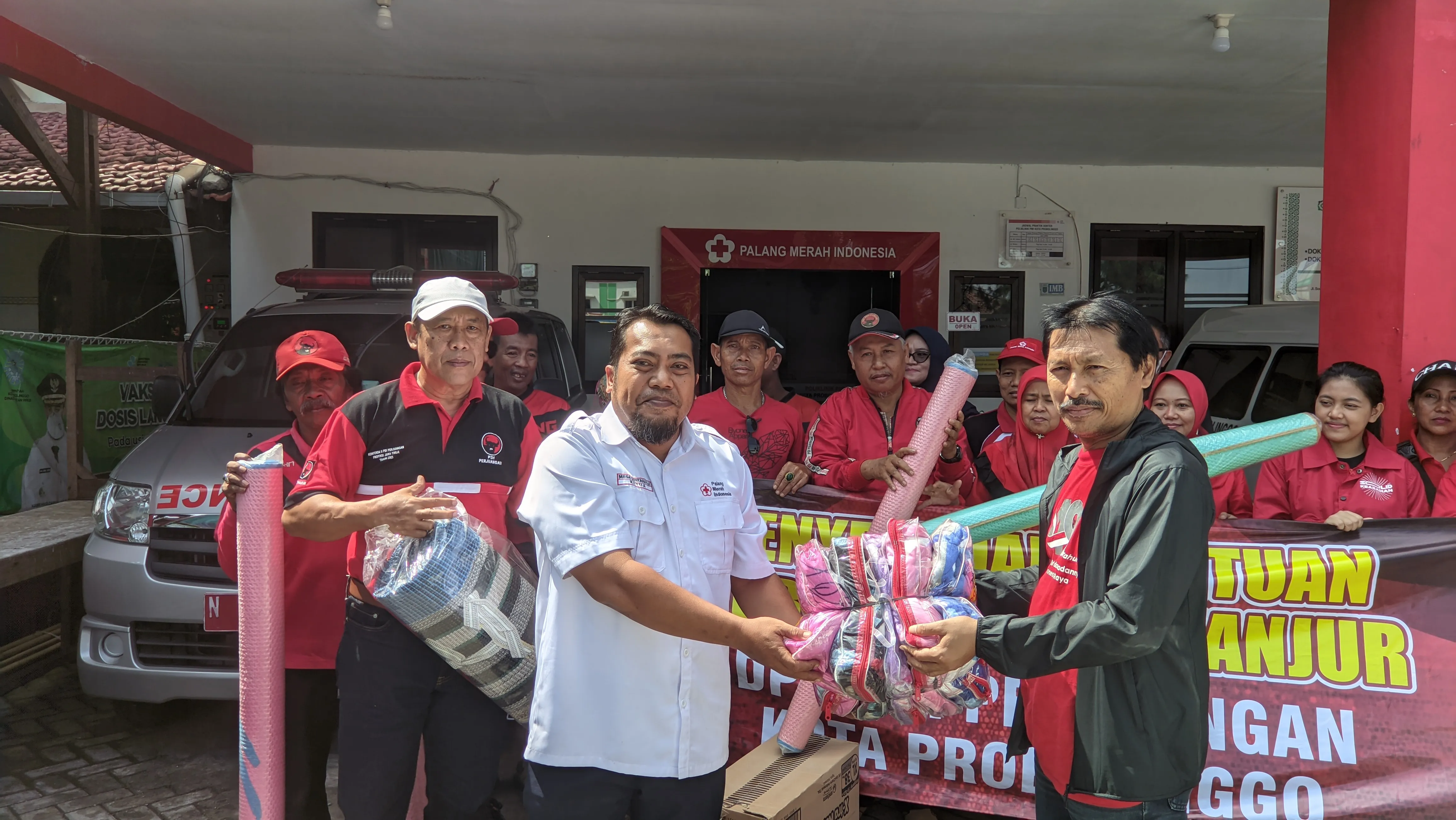 Lewat PMI, PDIP Kota Probolinggo Salurkan Bantuan Untuk Korban Gempa Cianjur