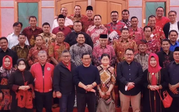 Jaga Kekompakan, Pramono Anung Dan Hasto Gala Dinner Dengan Kepala Daerah Dari PDIP Di Jatim
