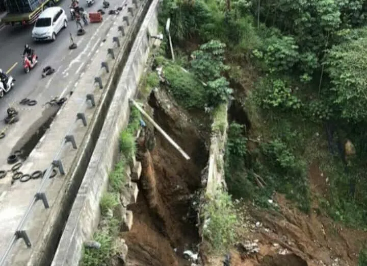 Longsor Di Pinggir Jalan Cekreteg Bogor Sukabumi Belum Juga Di Perbaiki, Kemana Dinas PU Kab Bogor?