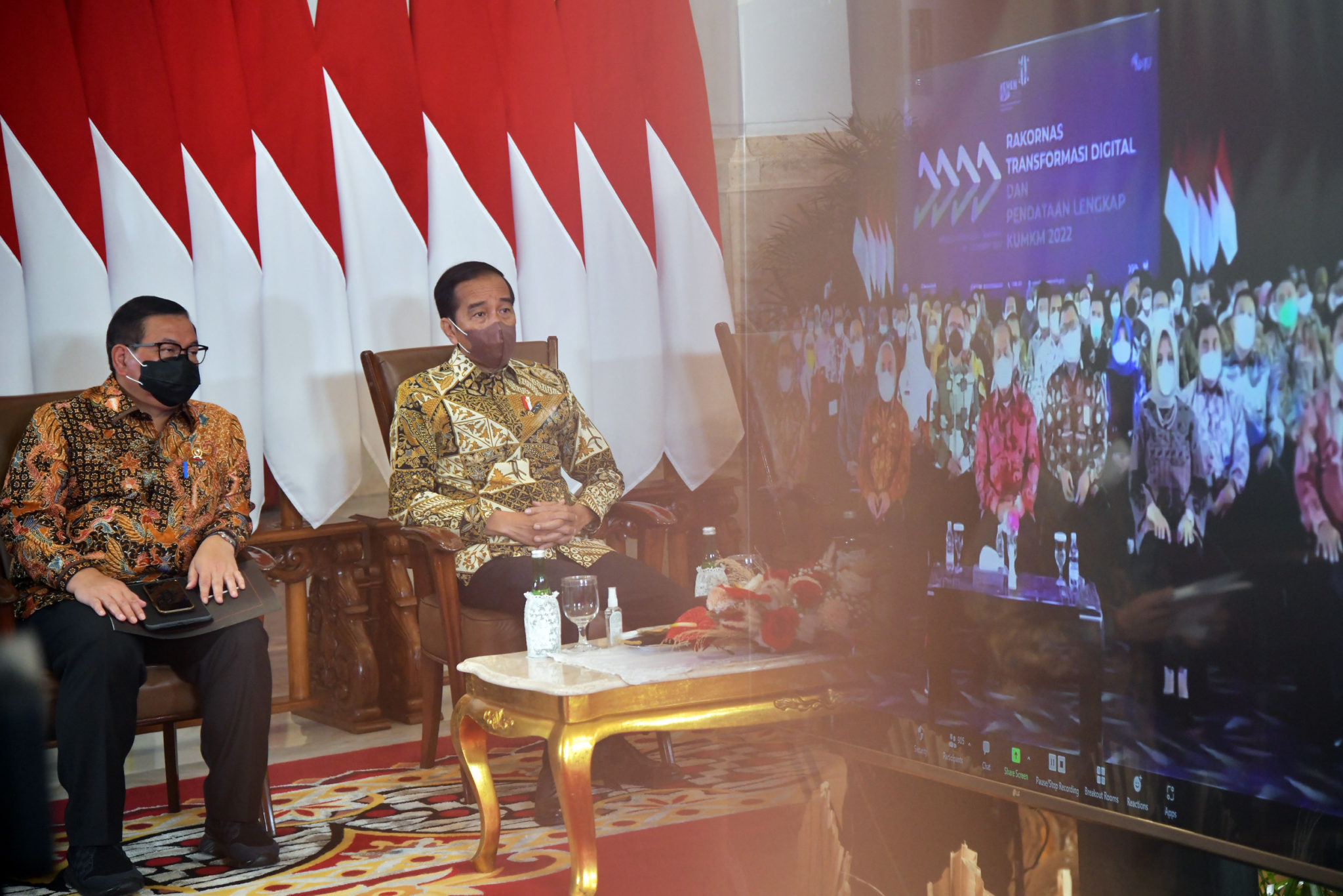 Presiden Jokowi didampingi Seskab Pramono Anung pada Peresmian Pembukaan Rakornas Transformasi Digital dan Pendataan Lengkap Koperasi dan UMKM Tahun 2022. (Setkab)