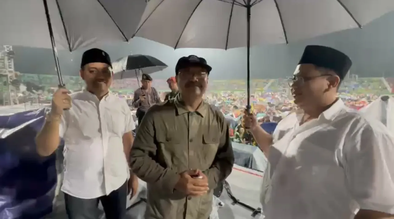 Para Jamaah Harlah 1 Abad NU Tetap Setia Ikuti Acara Meski Hujan
