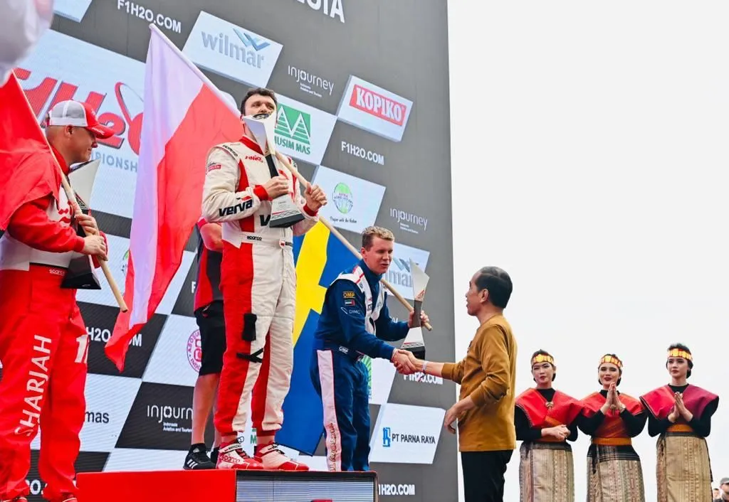 Presiden Jokowi Saksikan Seri Perdana F1H2O Di Danau Toba
