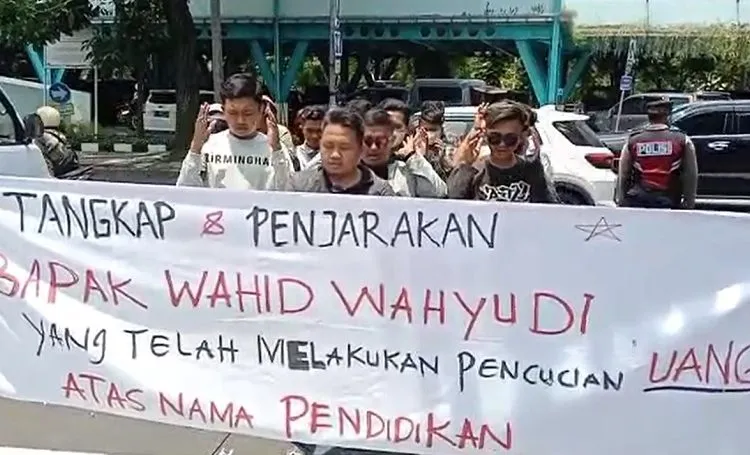 GAS Jatim Demo Minta Tangan Kanan Khofifah Ditangkap