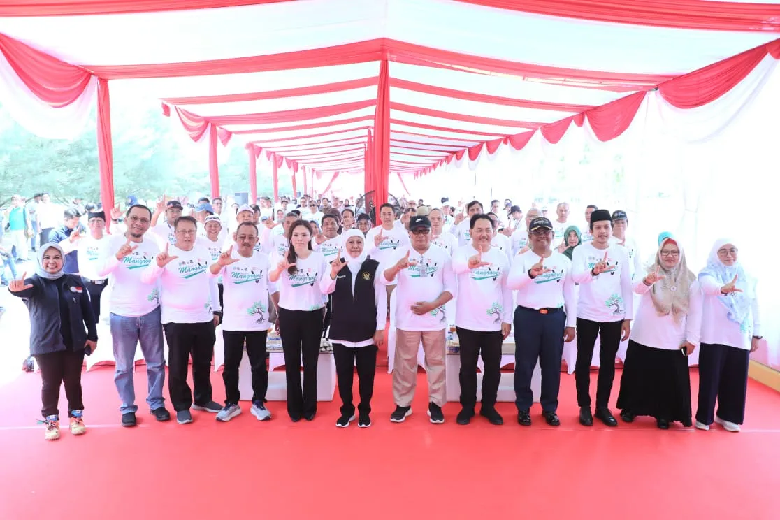 Gubernur Khofifah Tanam 10.000 Bibit di Romokalisari Adventure Land Surabaya