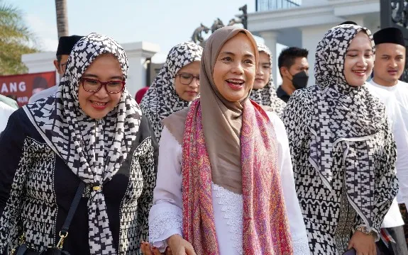 Di Hadapan Ribuan Ibu-ibu Pengajian di Pasurun, Istri Ganjar Pranowo Kampanyekan Pendidikan Gratis hingga Program Atasi Kemiskinan