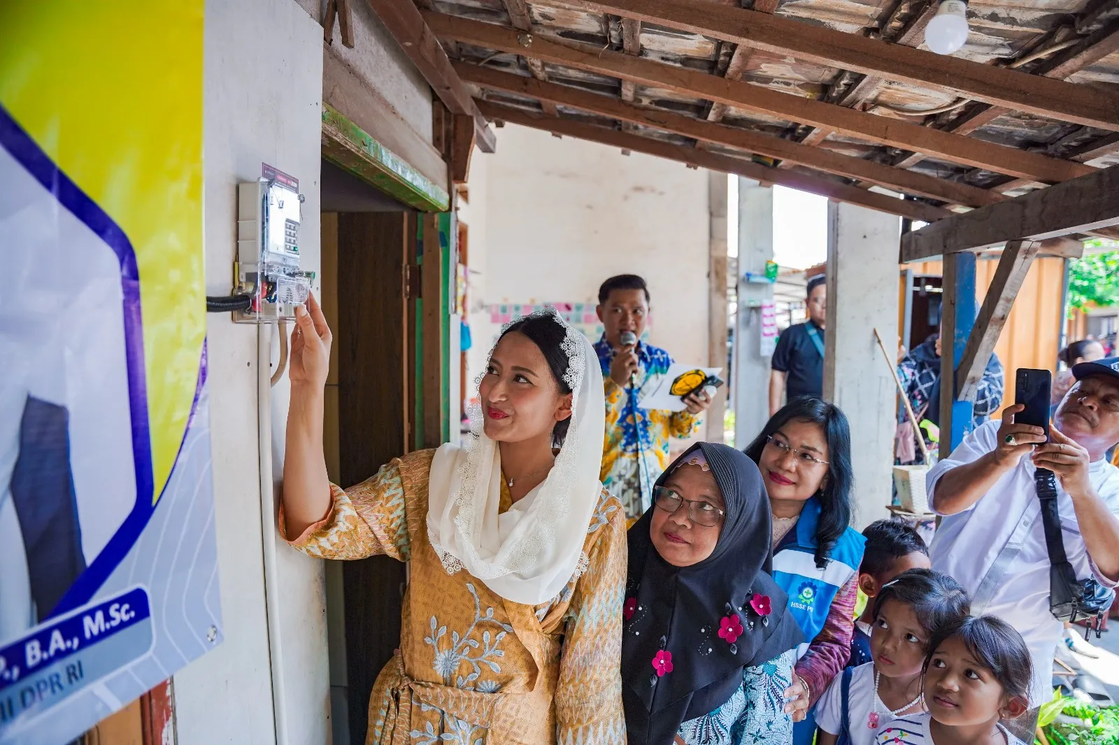 Ratusan Warga di Gresik Dapat Bantuan Pasang Baru Listrik, Anggota DPR: Dulu Gelap, Sekarang Terang