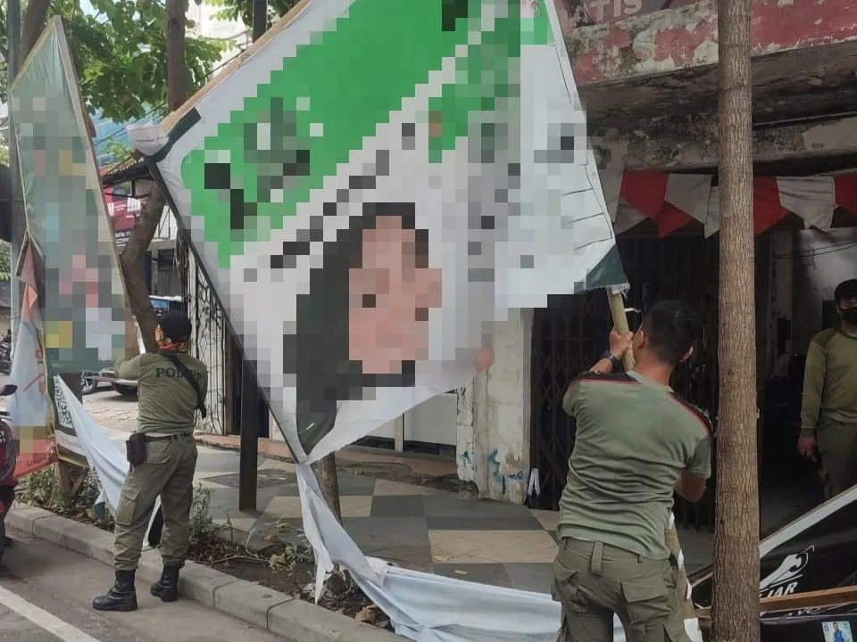 Satpol PP Surabaya bersama Panwascam Masifkan Penertiban APK yang Tak Sesuai Ketentuan