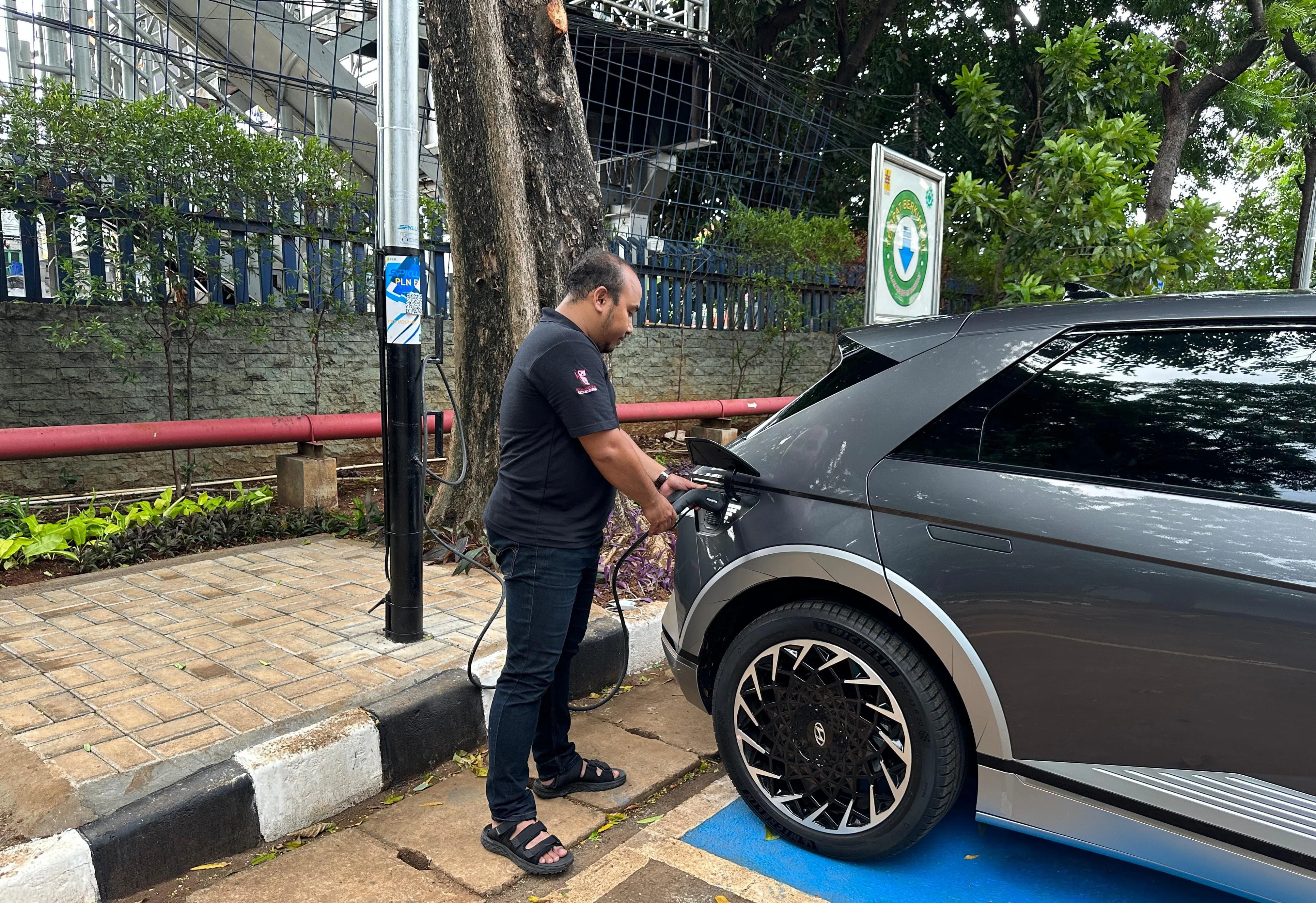 Woww.. PLN Ubah Tiang Listrik jadi SPKLU, Yang Punya Kendaraan Listrik Full Senyum