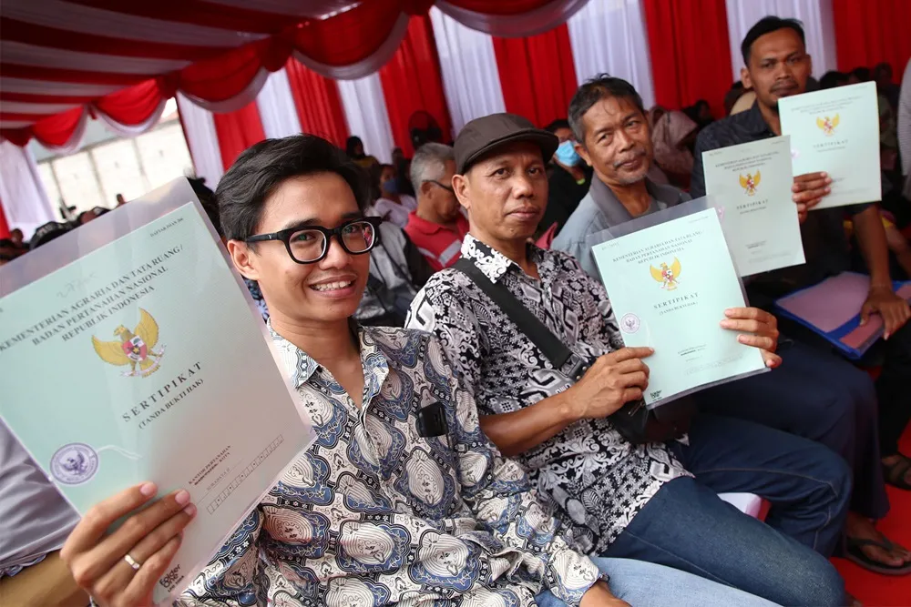 Bagi Sertifikat Tanah Program PTSL di Surabaya, Eri Cahyadi: Tidak Ada Mafia Tanah!