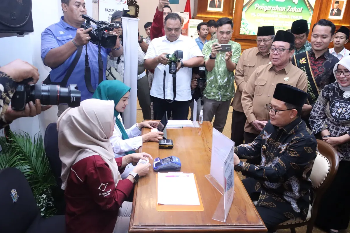 Pj Gubernur Jatim dan Pejabat Pemprov Jatim Salurkan Zakat, Baznas: Tahun Lalu Dapat Rp36 Miliar