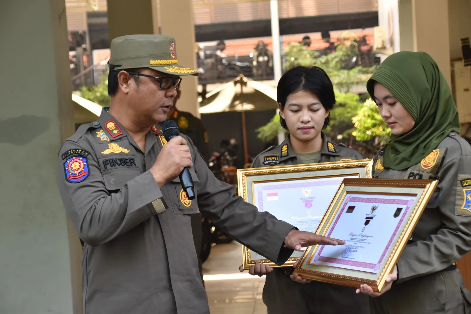 Wali Kota Eri Cahyadi dan Satpol PP Surabaya Raih Penghargaan Sekaligus dari Kemendagri