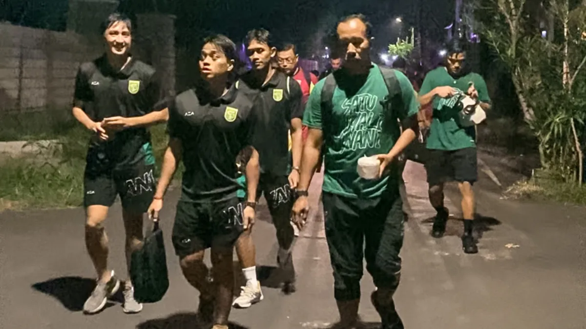 Nazar Unik! Pemain dan Ofisial Persebaya Surabaya Jalan Kaki ke Hotel Usai Bekuk Arema FC