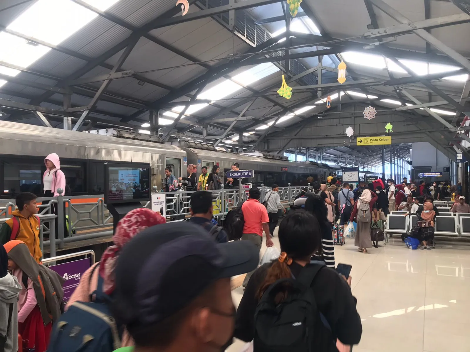KAI Daop 8 Operasikan Lima KA Tambahan hingga 30 April 2024