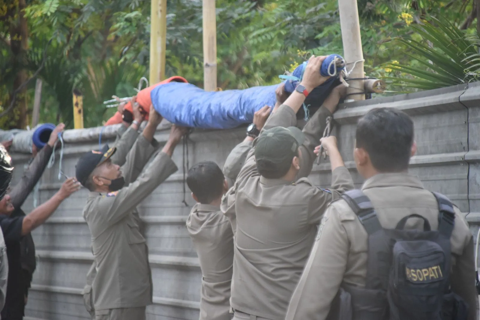 Ganggu Pengguna Jalan, Satpol PP Surabaya Tertibkan PKL di Jalan Kertomenanggal