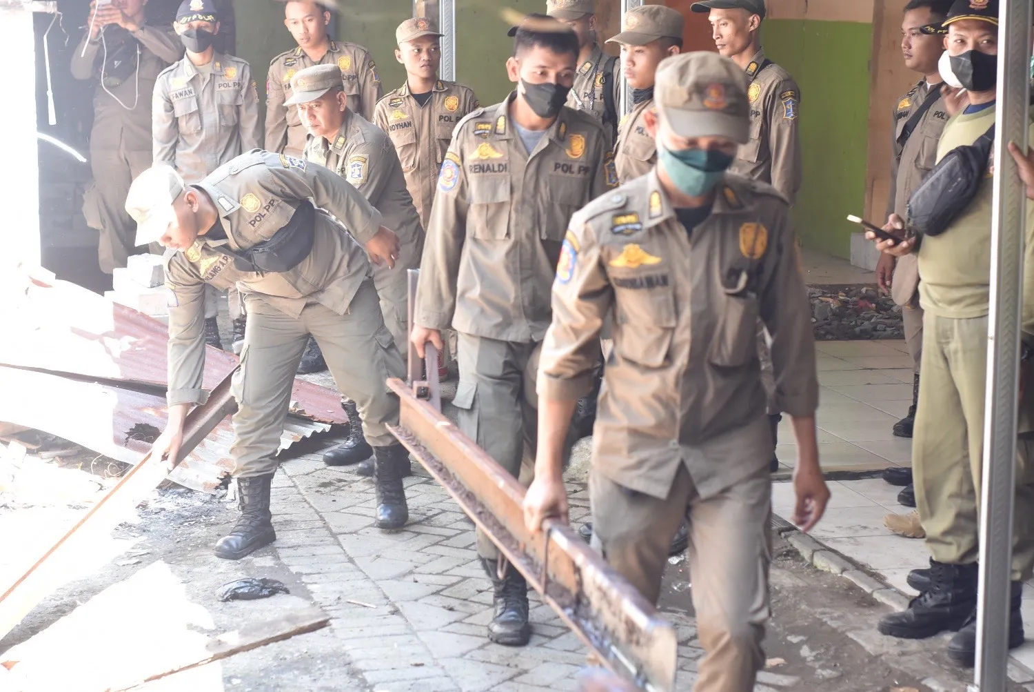 BPKAD-Satpol PP Tertibkan Aset Pemkot Surabaya di Kencanasari Timur