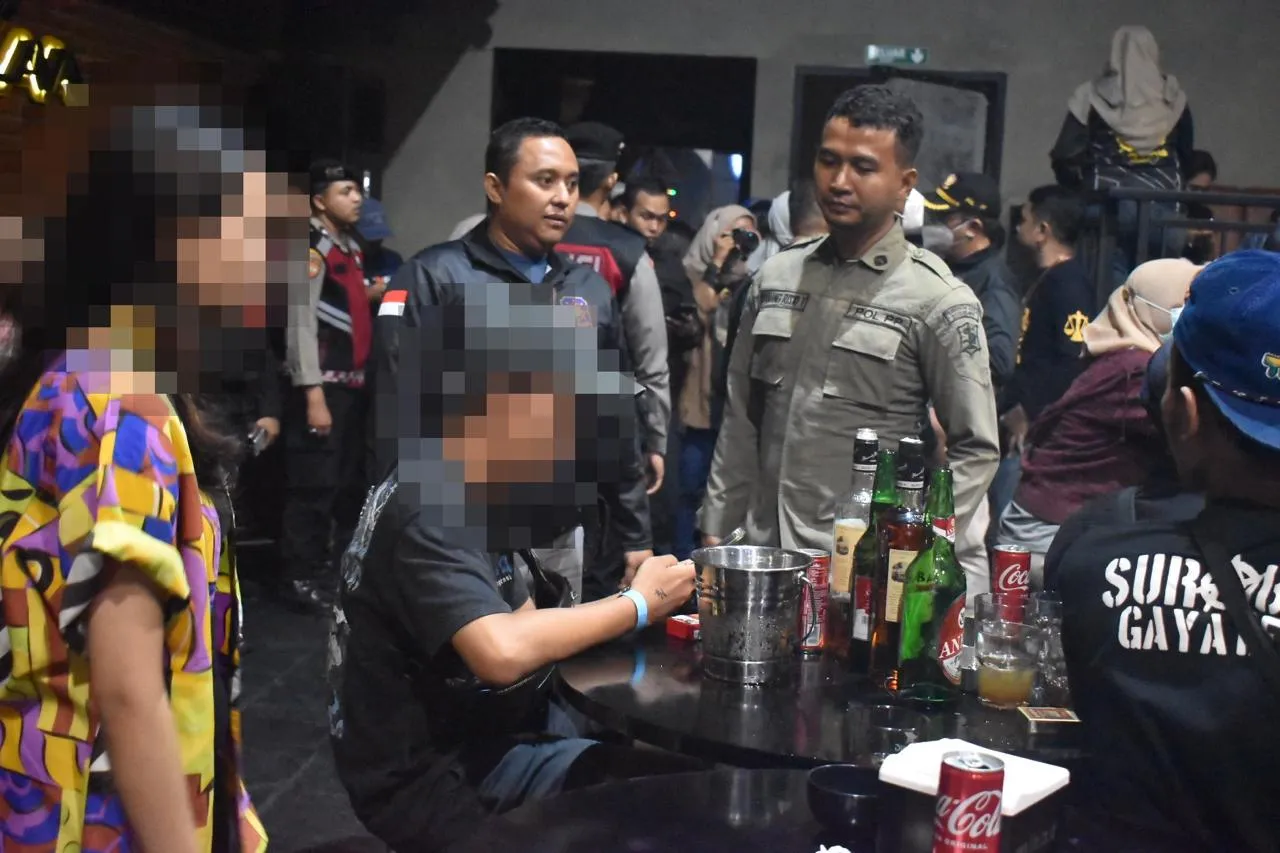Satpol PP dan BNN Razia Tempat Hiburan Surabaya, Temukan Dua Orang Positif Narkoba