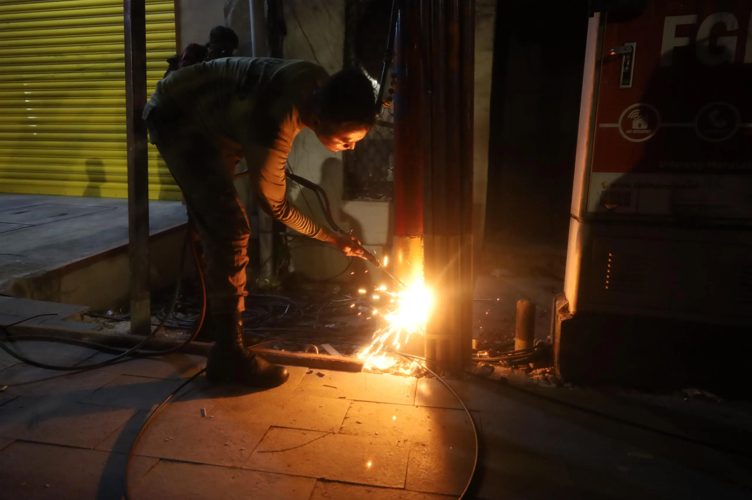 Tata Kawasan Kota Lama, Pemkot Surabaya Tertibkan Puluhan Tiang Utilitas Provider di Jalan Karet