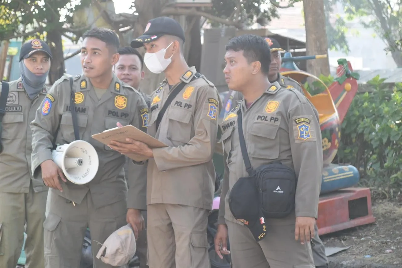 Satpol PP Surabaya Sosialisasikan Penertiban di Bantaran Sungai Kali Tebu, Bantu Angkut Barang yang Tak Terpakai