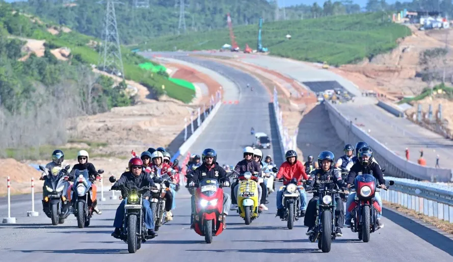 Naik Motor, Presiden Jokowi Ajak Para Influencer Tinjau Jalan Tol IKN
