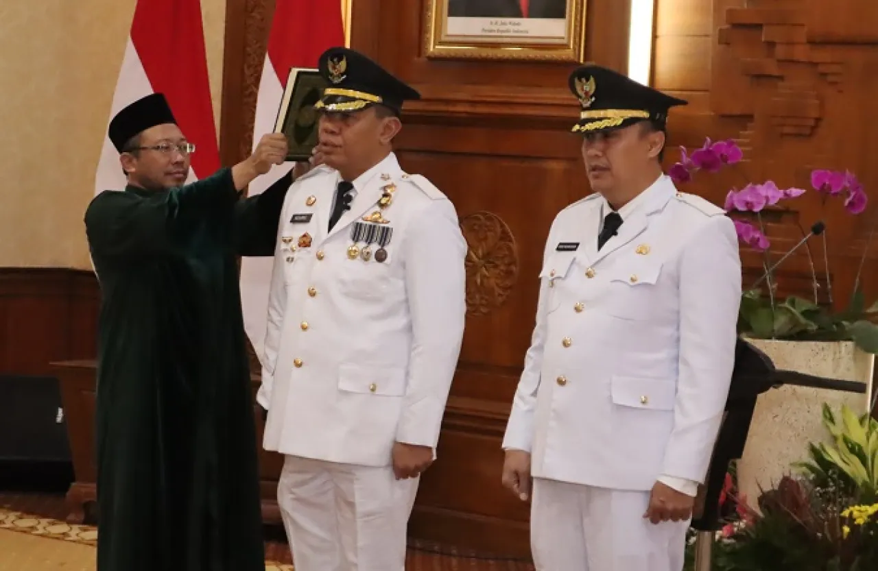 Pj Gubernur Jatim Lantik Penjabat Bupati Magetan dan Wali Kota Malang, Ini Sosoknya