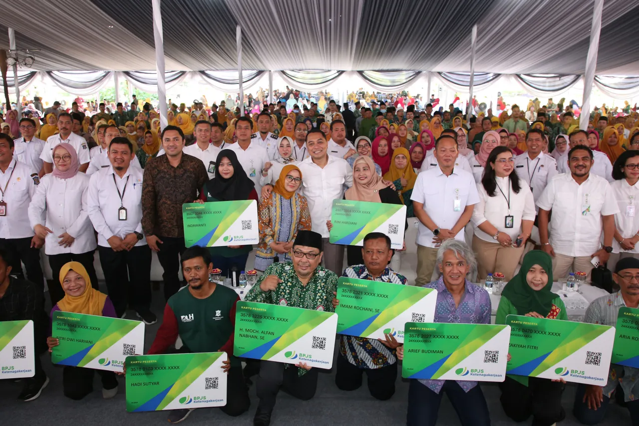 Keren! Eri Cahyadi Serahkan BPJS Ketenagakerjaan kepada 22.935 Warga Pelayan Masyarakat