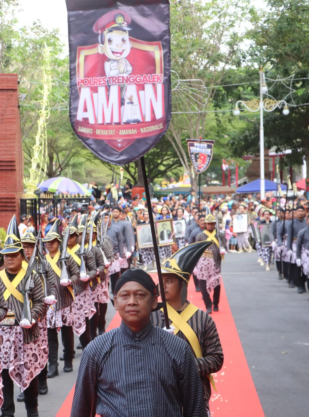 Semarak Hari Jadi Kabupaten ke-830, Polres Trenggalek Jadi Prajurit Keraton