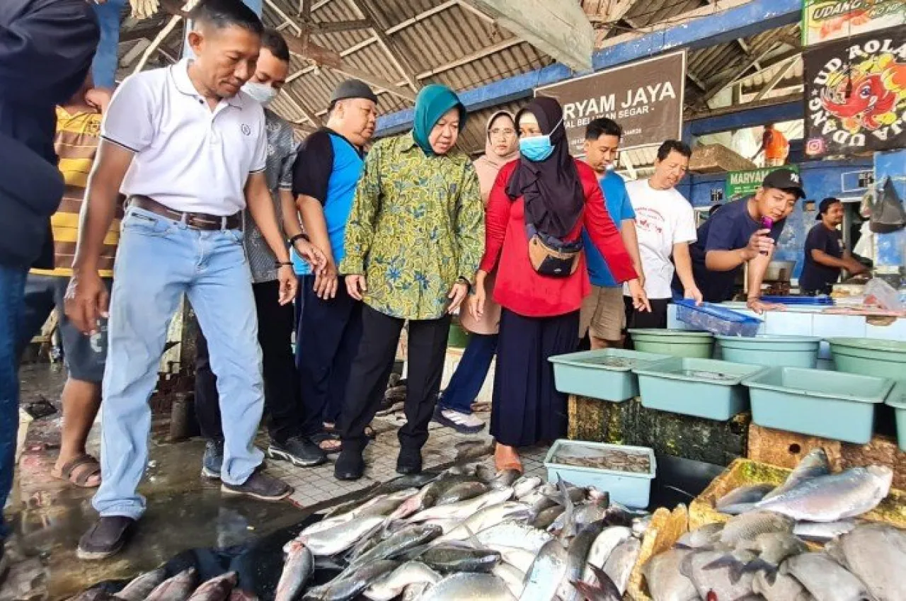 Blusukan ke TPI di Sidoarjo, Risma – Gus Hans Terima Keluhan Pedagang