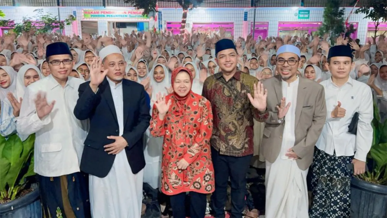 Risma Disambut Ribuan Santri Ponpes Darul Ulum Jombang