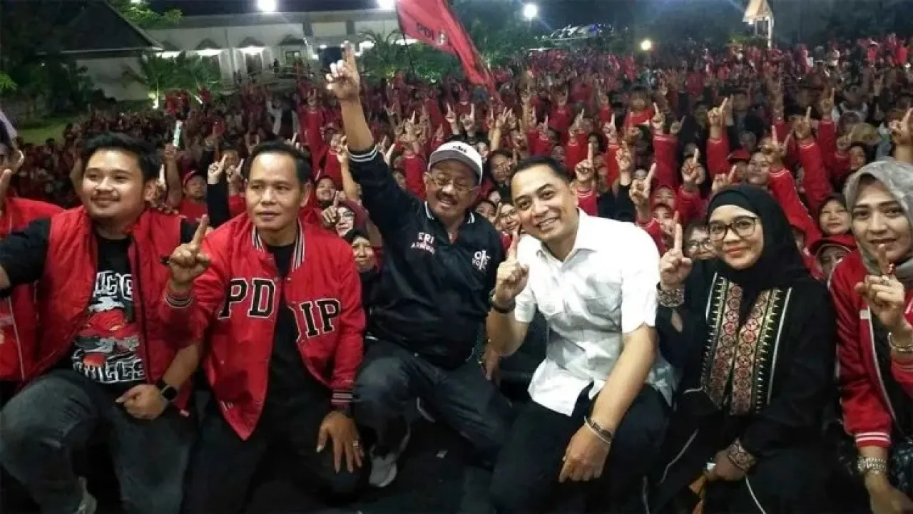 Kampanye Akbar, Massa Pendukung Siap Antarkan Risma-Gus Hans dan Eri-Armuji Menang Tebal
