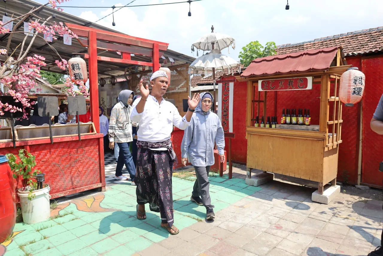 Baca juga : Tekan Kemiskinan dengan Pemberdayaan Masyarakat, PJs Wali Kota Surabaya Kunjungi Kampung Tematik