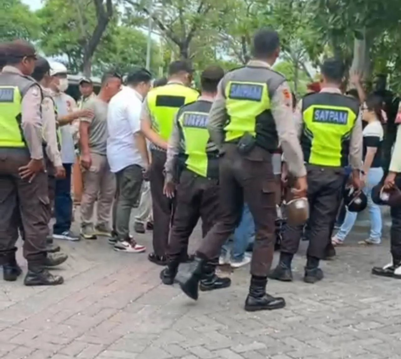 Viral Video Keributan di Depan SMA Gloria 2 Surabaya, Ternyata Ini Masalahnya