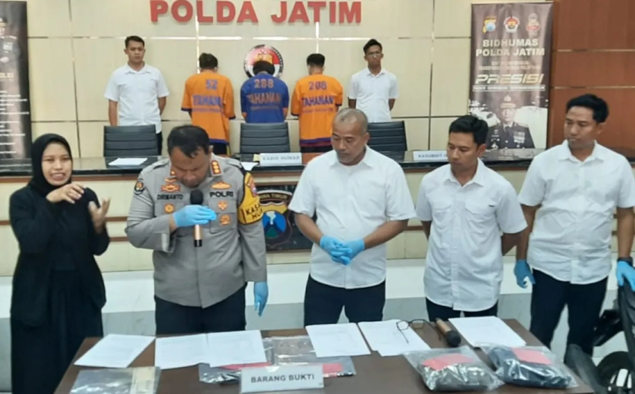 Baca juga : Dikenal Sadis, Spesialis Jambret Kalung Anak-anak ini Ditembak Anggota Polda Jatim