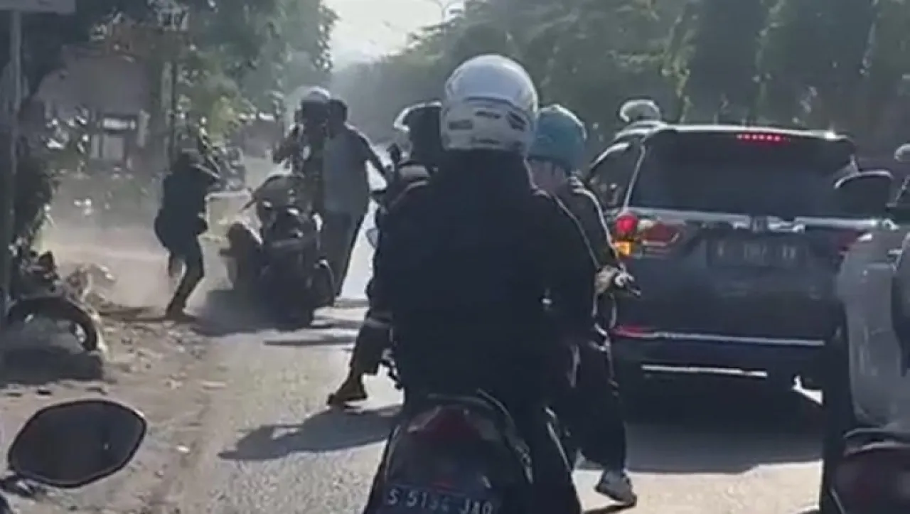 VIDEO VIRAL, Aksi Carok di Jalan Raya Bunder-Gresik hingga Polisi Turun Tangan
