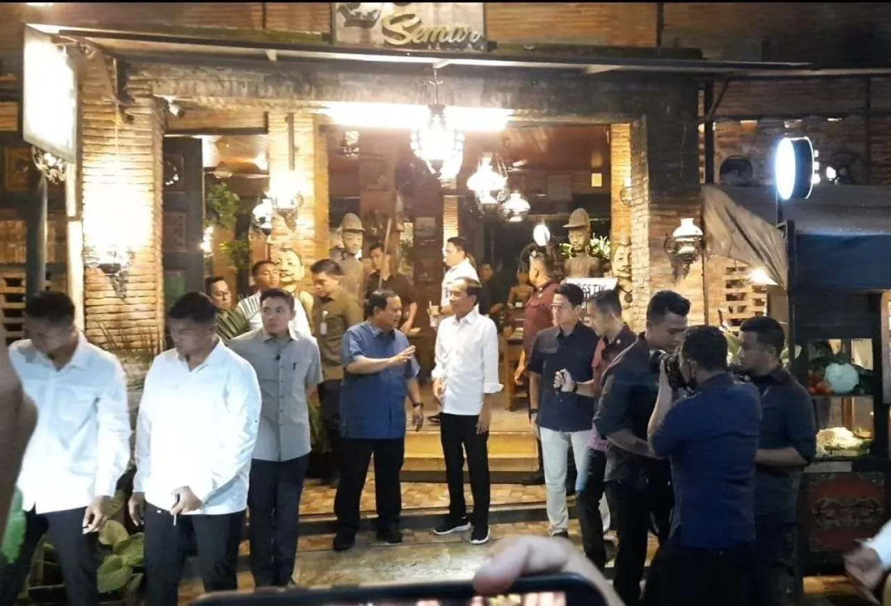 Makan Malam di Angkringan Solo, Apa yang Dibicarakan Prabowo dan Jokowi?